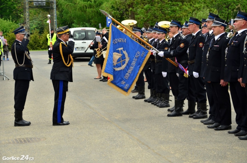 Strażacy salutują na placu